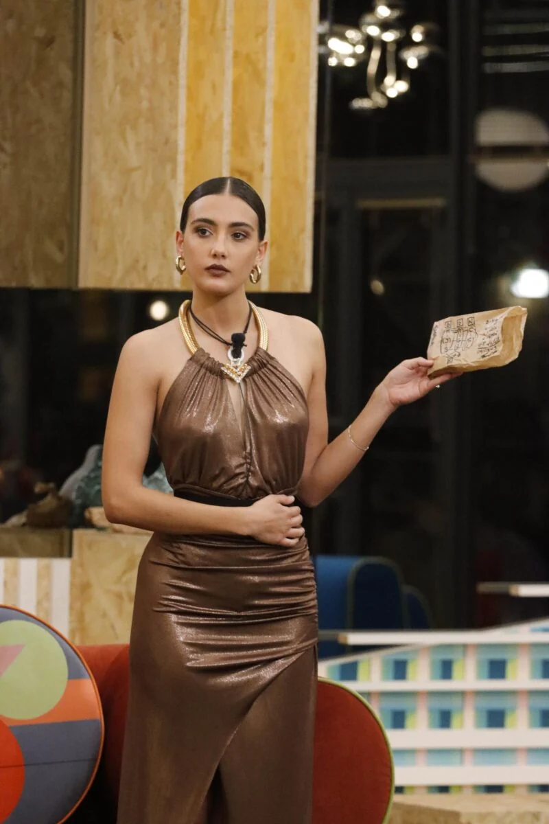 Zeudi Di Palma in a bronze evening dress inside the Grande Fratello house.