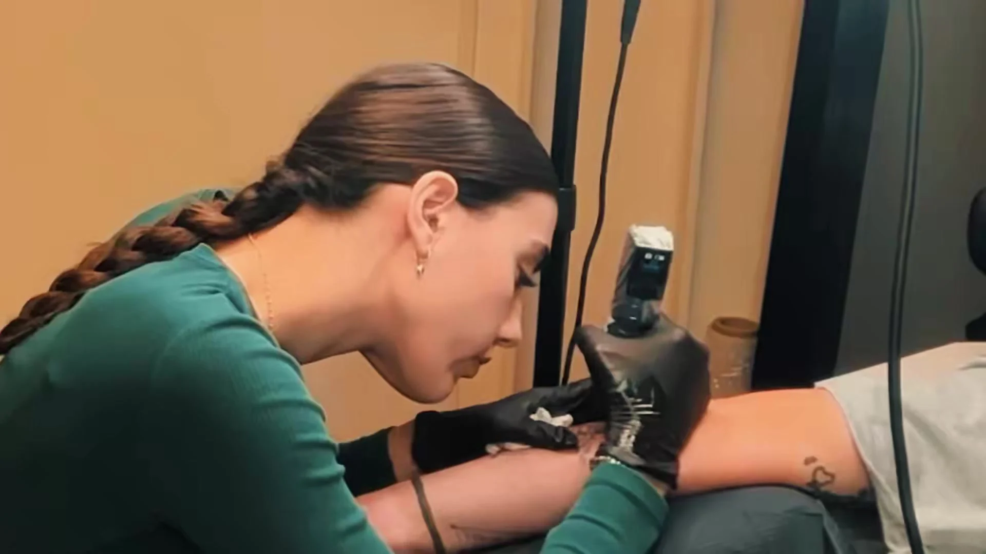 Zeudi tattooing during a Twitch live stream.